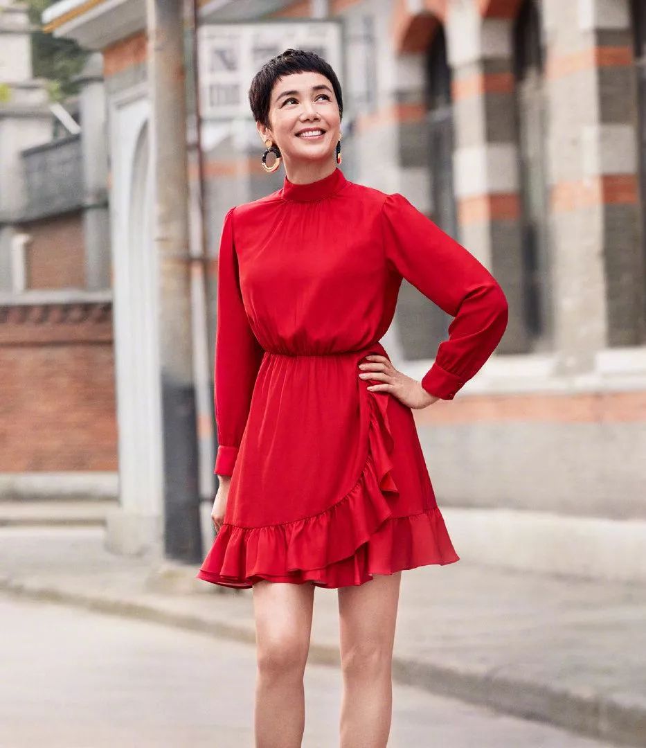 蒋雯丽黑眼圈突出鱼尾纹明显又如何依然美的自然又大气