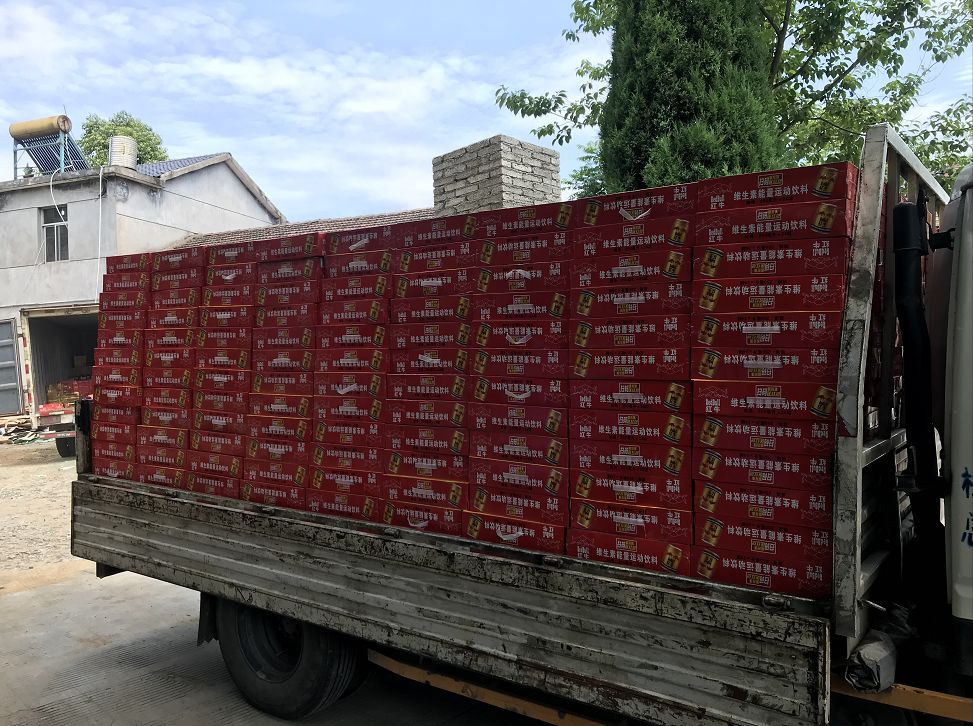 在商行的两个仓库,一辆货车内,执法人员查获涉嫌侵犯"红牛"系列注册