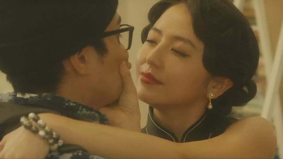 达子和五十岚cos《爱乐之城》中的经典桥段,而此时的背景音乐正是