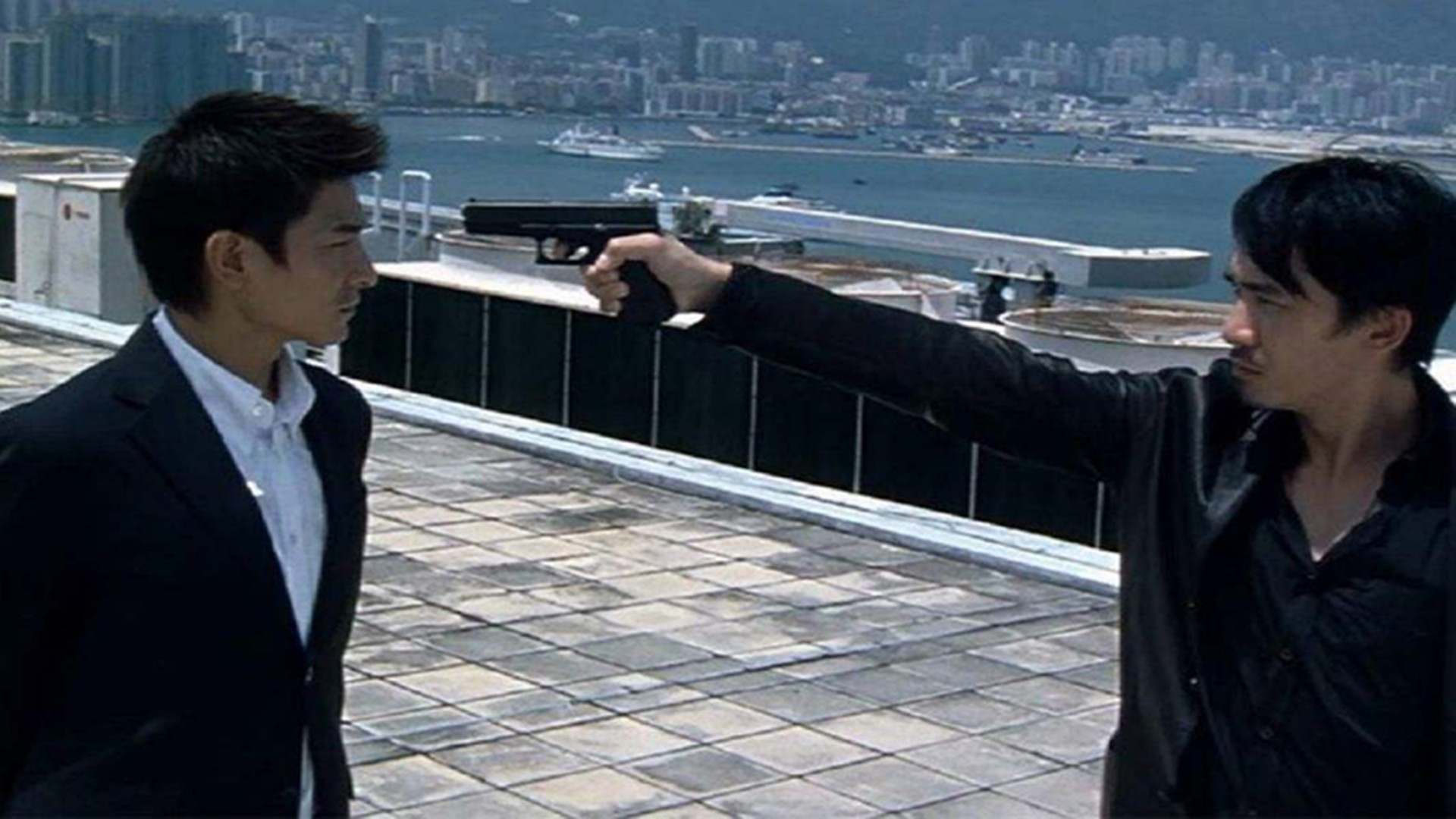 是两个身份混乱的男人分别为警方和黑社会的卧底,经过一场激烈的角斗