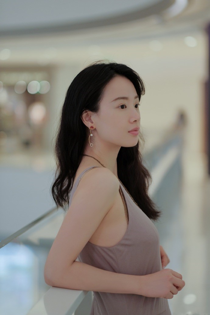 原创李梦红色深v复古长裙大秀锁骨,搭配深蓝丝绸项链和发带优雅万千