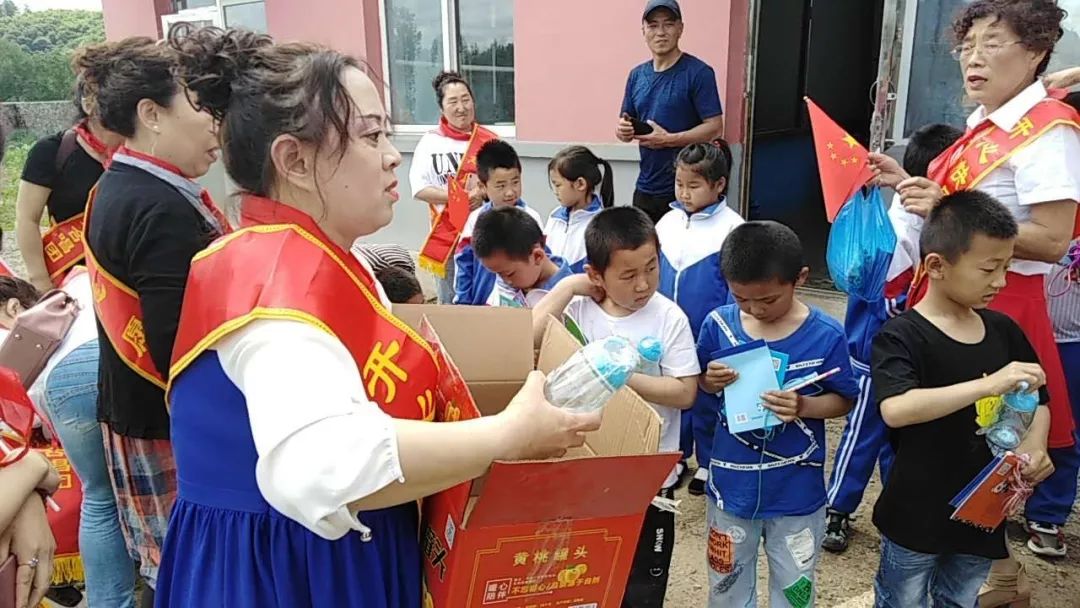 开心快乐爱心合唱团为土城子小学献爱心_吴延华