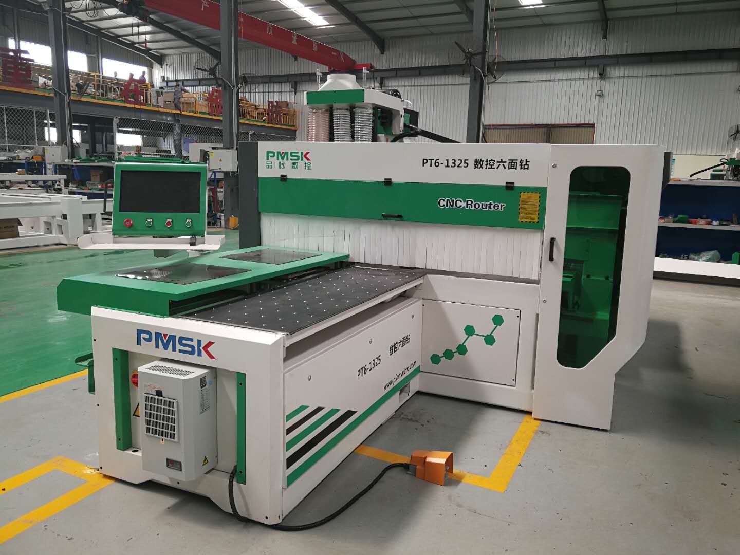 四工序开料机一天生产量40-50张,双工序排钻,加工中心排钻一天生产量