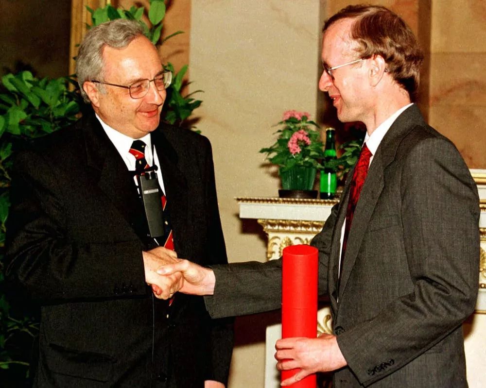 安德鲁·怀尔斯(右)因其对费马最后定理的解答而获得沃尔夫斯基尔奖