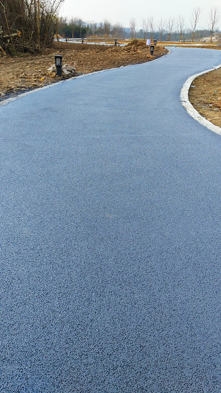 掺入矿物细掺料和高效减水剂:由于包裹骨料的水泥浆层较薄,水泥凝胶体