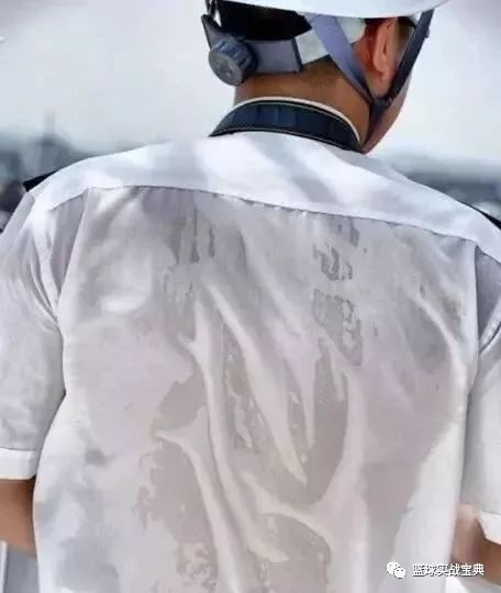 的一大滩汗迹, 热起来的时候,再薄的t恤 都像在蒸笼里 让你燥热难耐