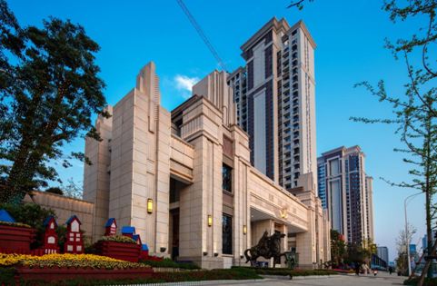 恒大御府雄踞城市新核心商圈之上,紧邻城市主干道长虹路,邓城大道