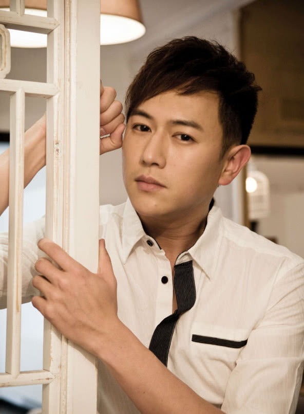 原创40岁陈键锋近照隐退娱乐圈多年如今容颜依旧成不老男神