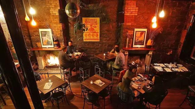 如果你想体验一把复古酒吧的感觉,那么这里能带你回到70年代.