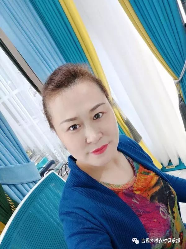 认认真真的工作,别看艳姐做事风风火火,其实内心还是很小女人的哟