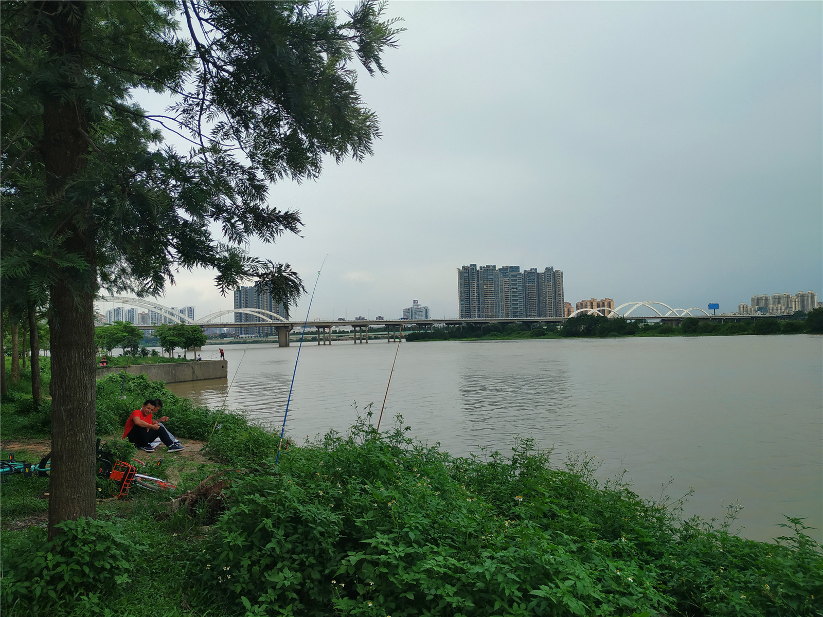 实拍东莞东江:滔滔江水,景观优美,还有钓鱼人