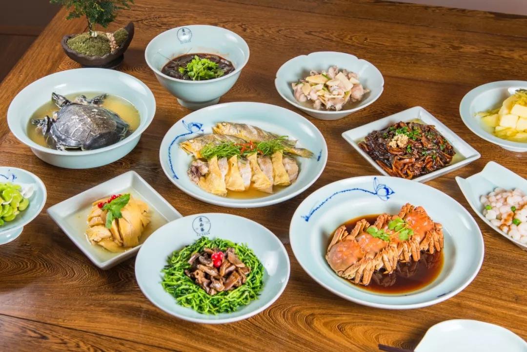 虞面斋的二楼是店里仅限一桌的私房菜,但暂时还未对外开放.