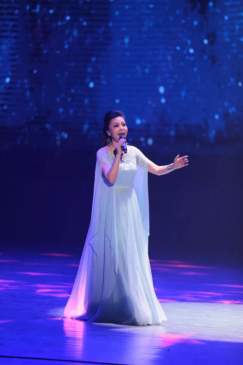 情系兵团美在东方中国东方演艺集团经典歌舞晚会在石河子上演