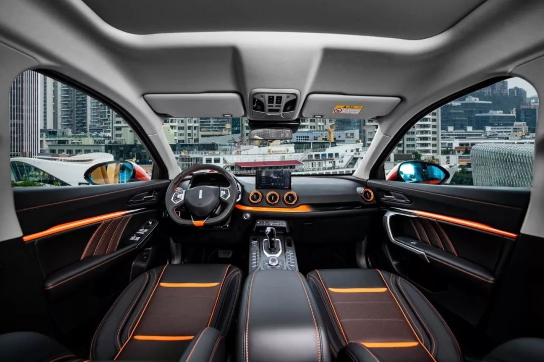 vv5巡游引路人围观,不少喜欢"倾橙限量版"