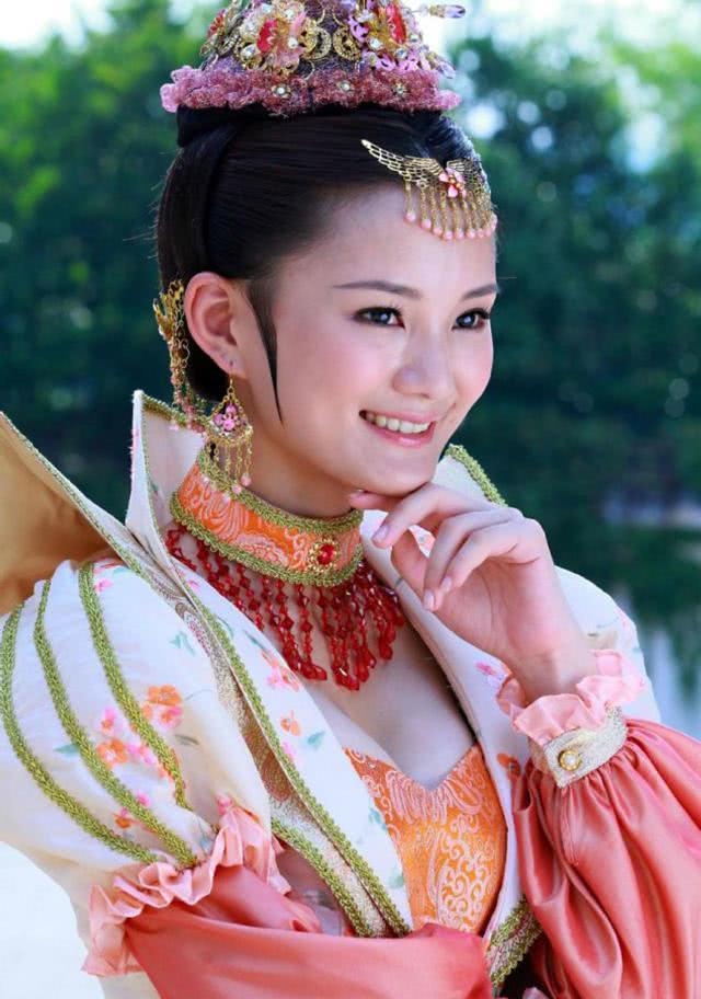 很多明星开始慢慢红了起来,大家都已经忘记那个叫做馨子的小姑娘了