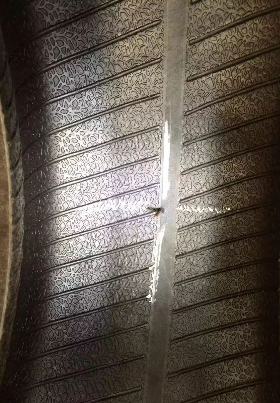 蘑菇钉修补已经被越来越多车主所熟知,因其有几大特点:1,不降低轮胎