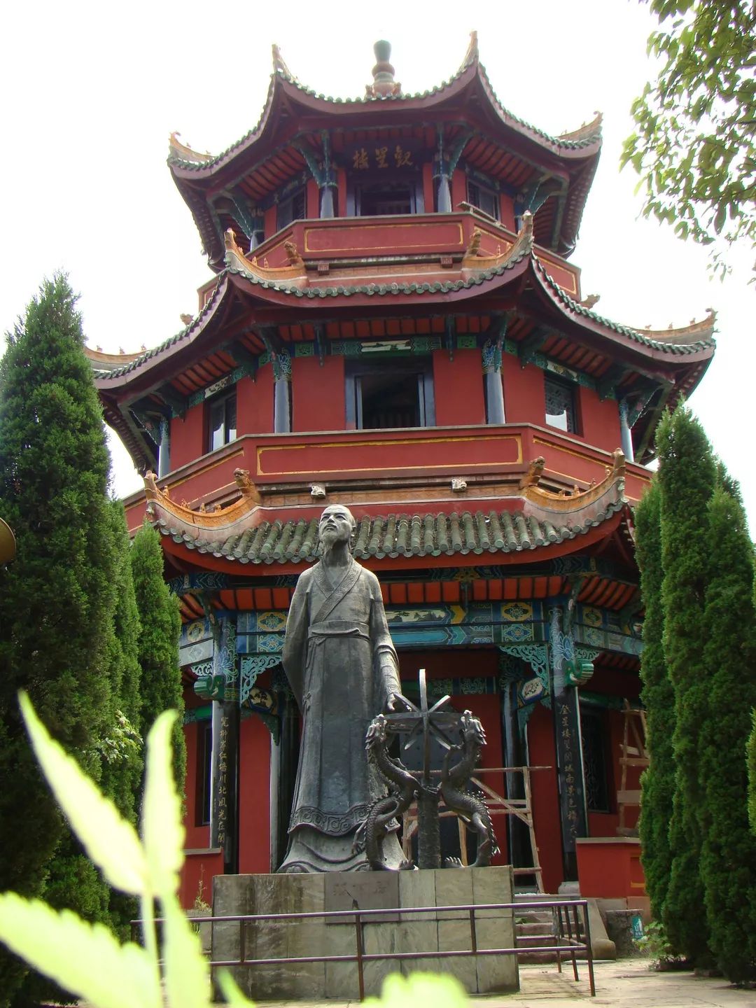 八仙洞在锦屏山北侧悬崖之上,洞内深7丈,高宽五余丈,有石刻八仙排排