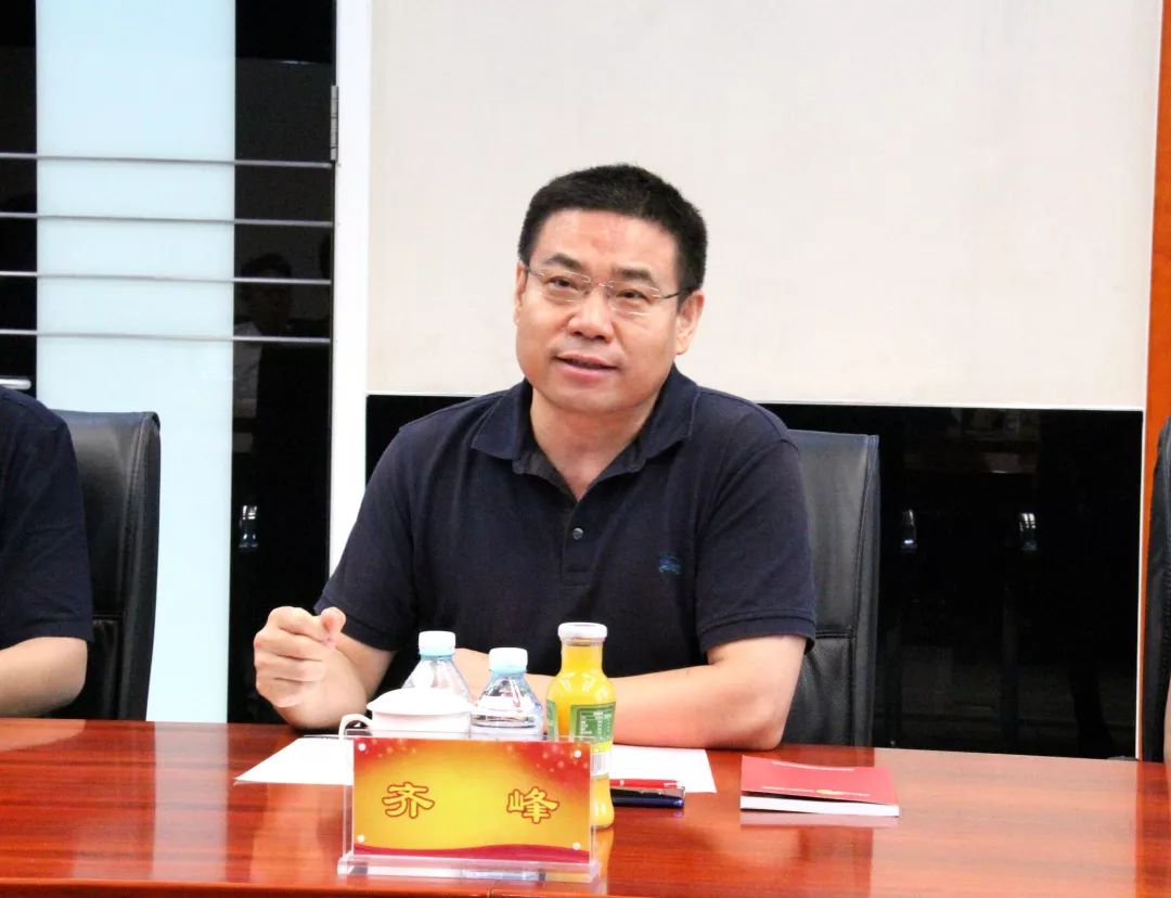 迪信通集团副董事长齐峰,介绍集团基本情况并称赞了东方时尚在驾培