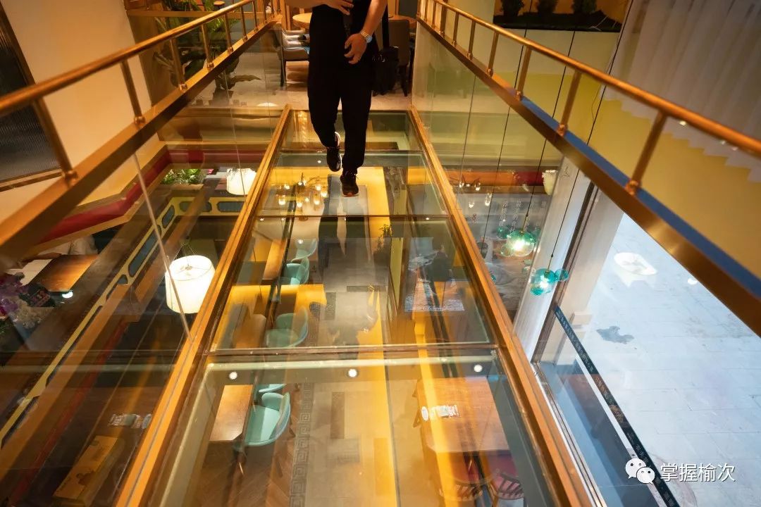 榆次网红打卡湘菜馆室内就有玻璃栈道22号打卡走起
