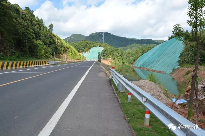 养护一线寻乌公路分局安全防护工程为百姓出行保平安