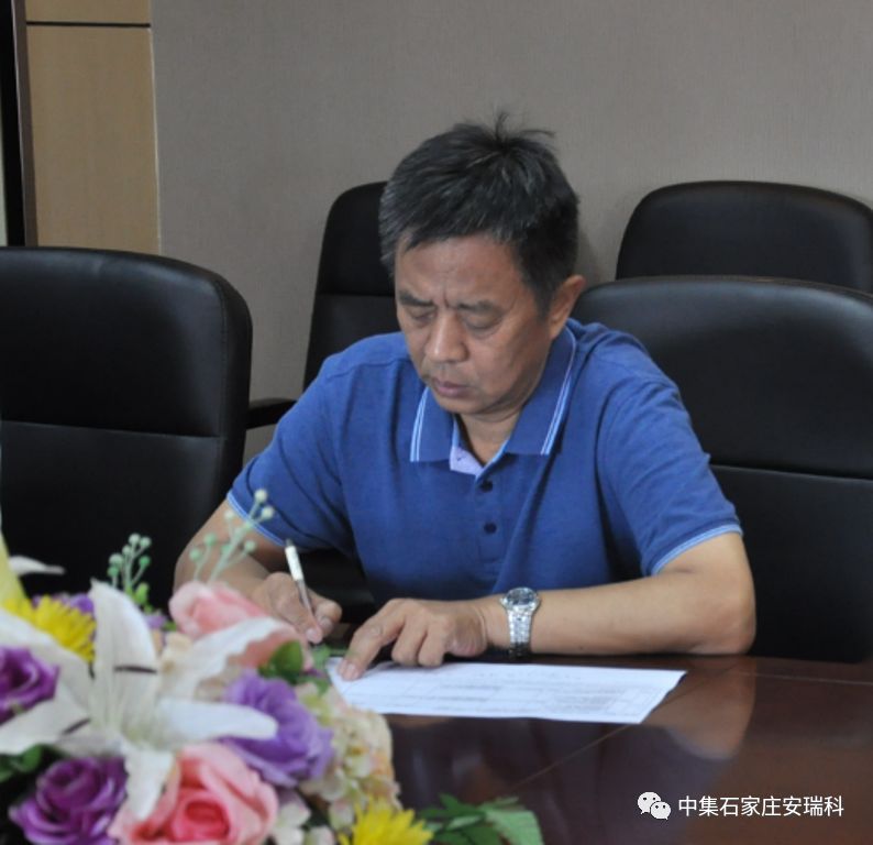 在公司总经理张中强的带领下,公司管理干部进行了庄重的宣誓仪式,并