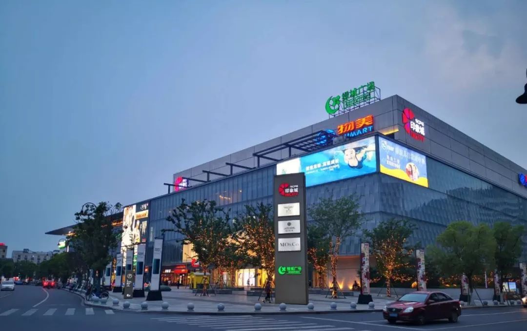 买零食可以去各大超市逛街可以去永利雄风,印象城.