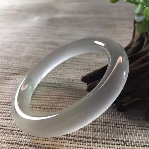 玻璃种飘蓝花翡翠手镯,出产量很大,价格低于白色玻璃种翡翠手镯.