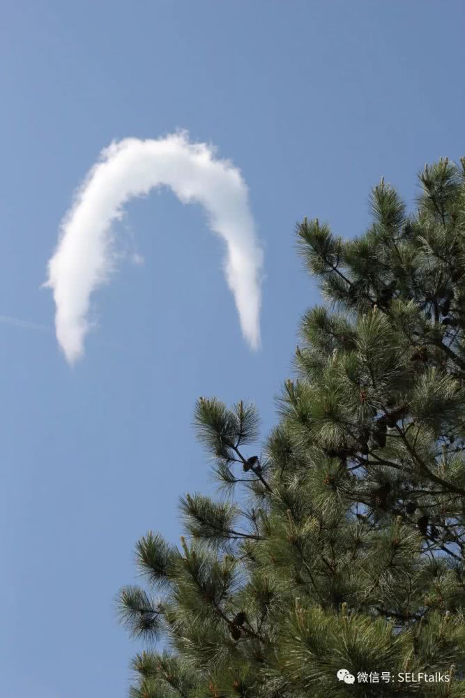 马蹄云根据这种云彩的形状,我们把它称为马蹄云,它就像一个英文字母c