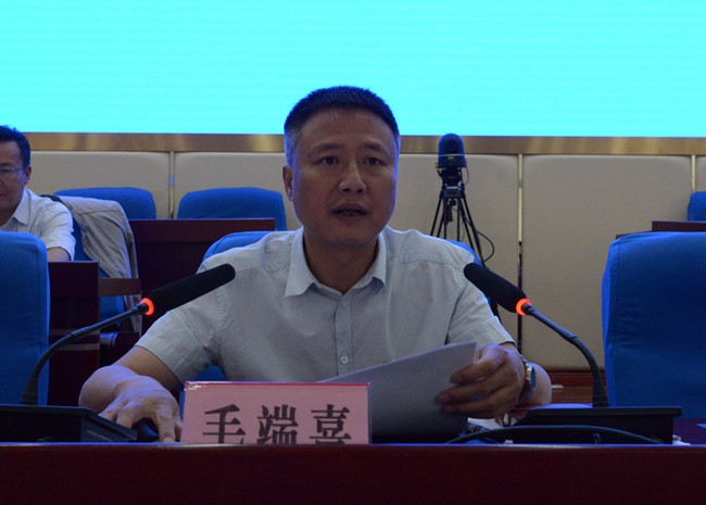 县委书记毛端喜在会议中指出,根据省委,州委统一安排,从现在开始,集中