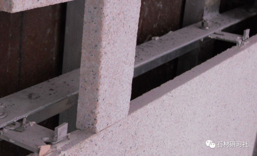 1,要有严格的成品保护措施,保护对象包括已完成的各种石材,钢架,么鞍