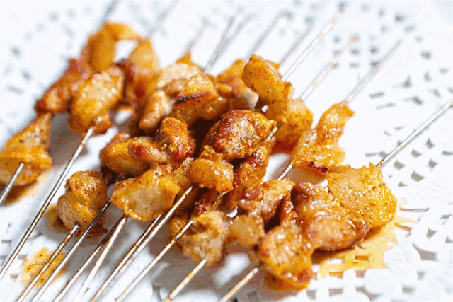 蘑菇筋是"波螺盖"下的软骨等组织,一只猪身上只能出四小块,金贵的很