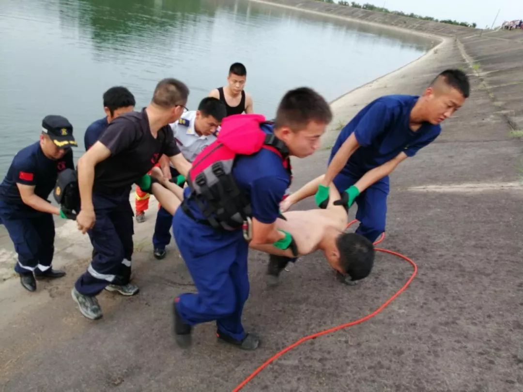 打捞溺水男生男孩图片