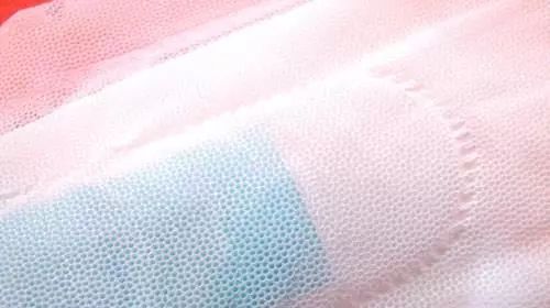 女人来月经时少碰这四种卫生巾减少妇科炎症的发生