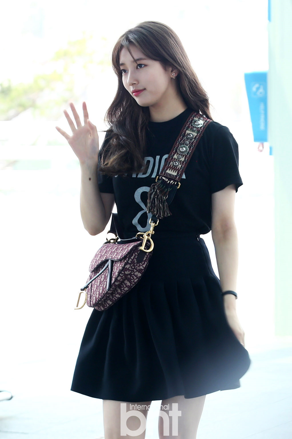 秀智现身仁川机场赴新加坡参加品牌活动