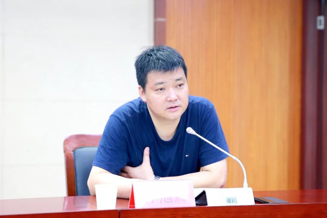 大碶街道办事处主任孙旭辉做点评汇报中,既分享成果,展示亮点,也直面