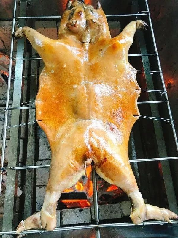 吃一只羊送一只猪昆明阿拉乡这家开在树林子里的餐厅藏着巨好吃的烤全