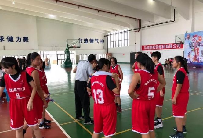 珠海中学生篮球赛女队卫冕冠军,男队夺得亚军.