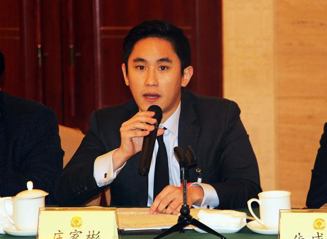 这让1981年出生的庄家彬,俨然成为了整个集团的大少爷,他也时常混迹于