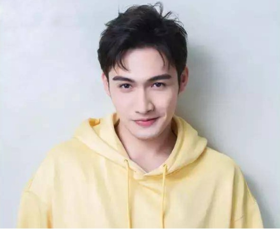 张彬彬现身微笑直播间礼物刷不挺微笑化身闭眼玩家