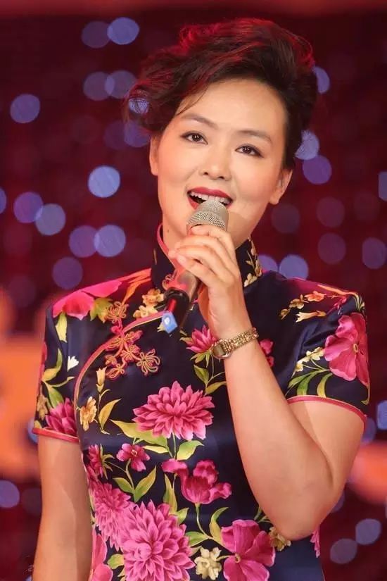 甜美可人的李思思自2012年开始参与主持央视春晚,主持风格越来越受