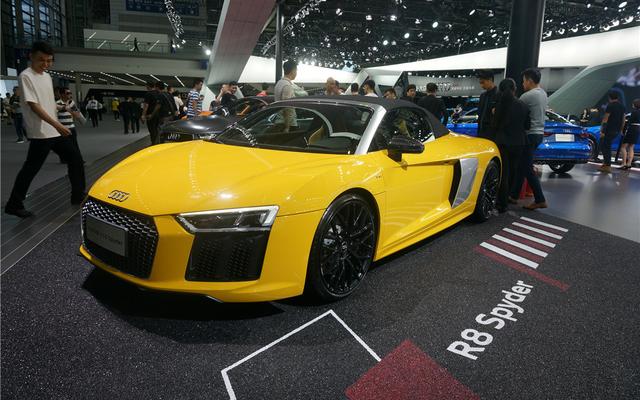 近距离实拍敞篷r8:只卖200万的换壳兰博基尼,堪称妹子收割机