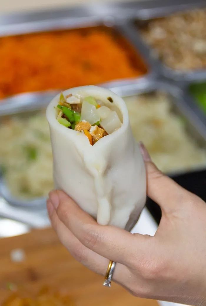 城中路有家叫糕头的店早上竟然不营业但凌晨都还有人来吃