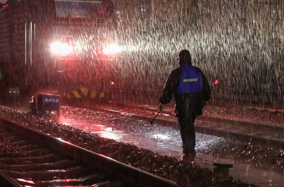 坚持把镜头聚焦铁路一线,用心灵和职工对话,他的作品《背影》就是在