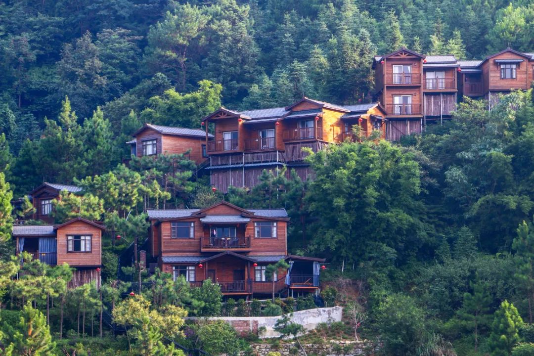 天露山梅溪小镇森林避暑山庄入住全新无忧谷酒店全包餐享半山温泉二
