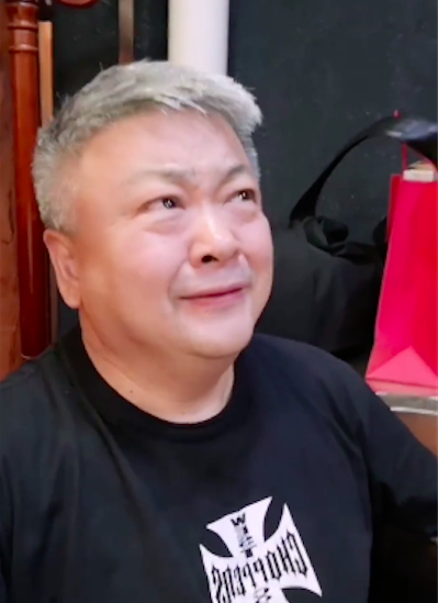 他是炊事班的洪班长,如今53岁满头白发,与大8岁妻子相爱20多年