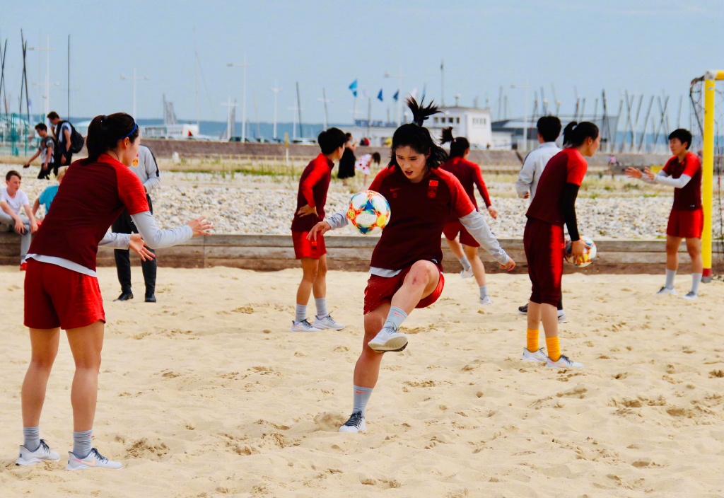 高清:女足前往海边进行恢复训练 沙滩慢跑很惬意