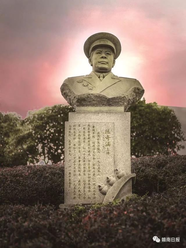 年,陈奇涵60岁的时候,他主动向中央要求退下来,并推荐钟汉华中将接班