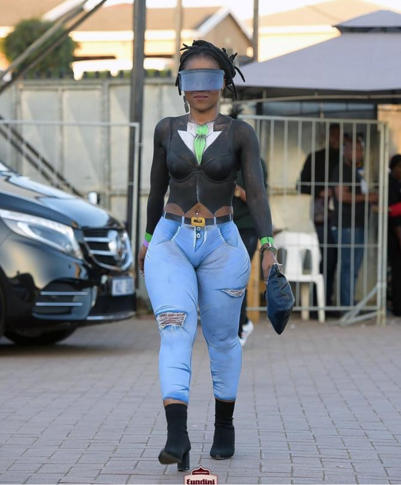 原创南非女兵人体彩绘上街称女性不应该羞于展示自己的身材