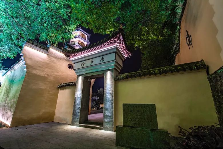 据说,在南塔未建前(唐末宋初)一位陈姓人士站在南屏山上说:四山风水低