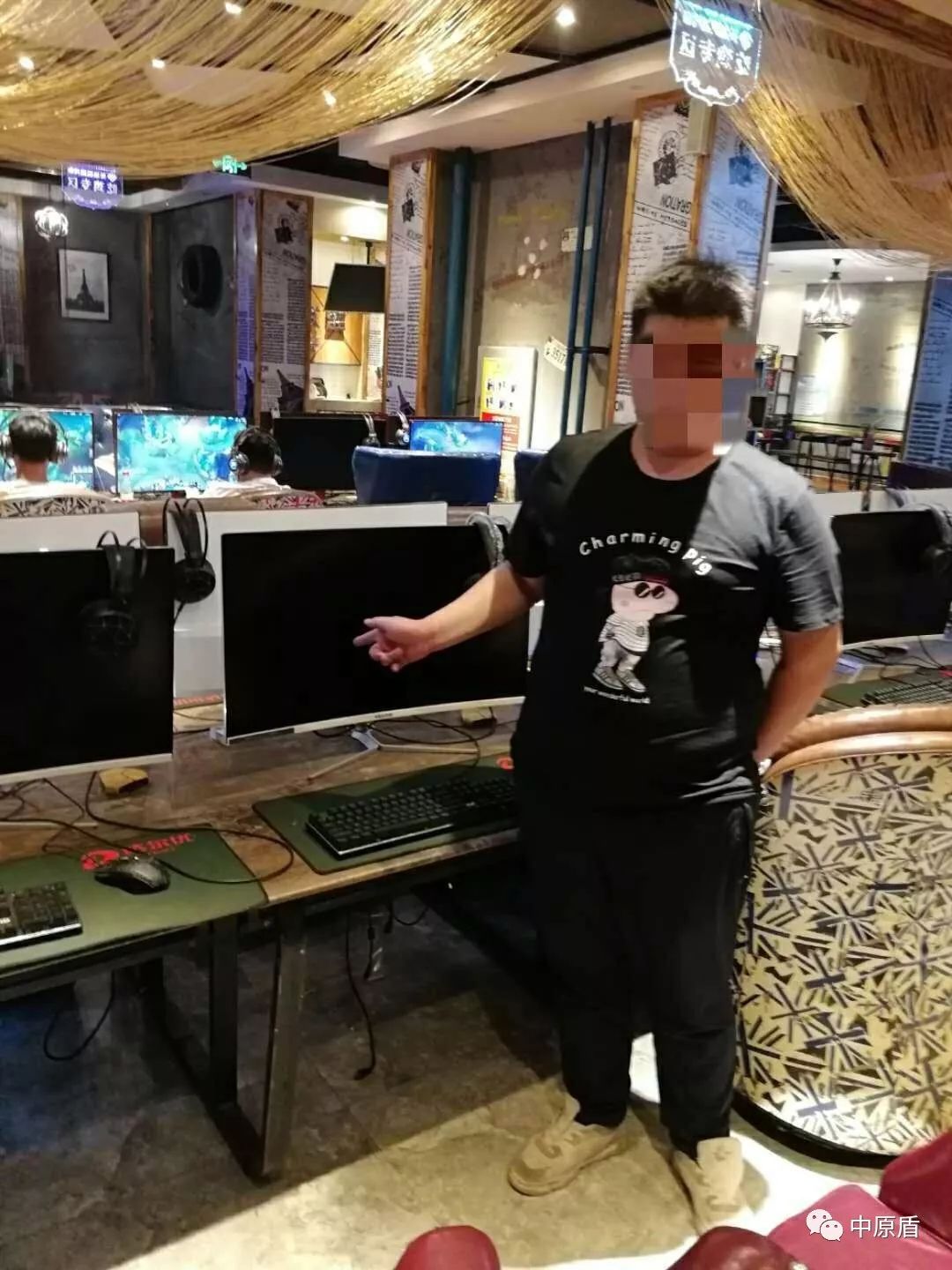 拉着行李箱到网吧上网这是什么操作方式?